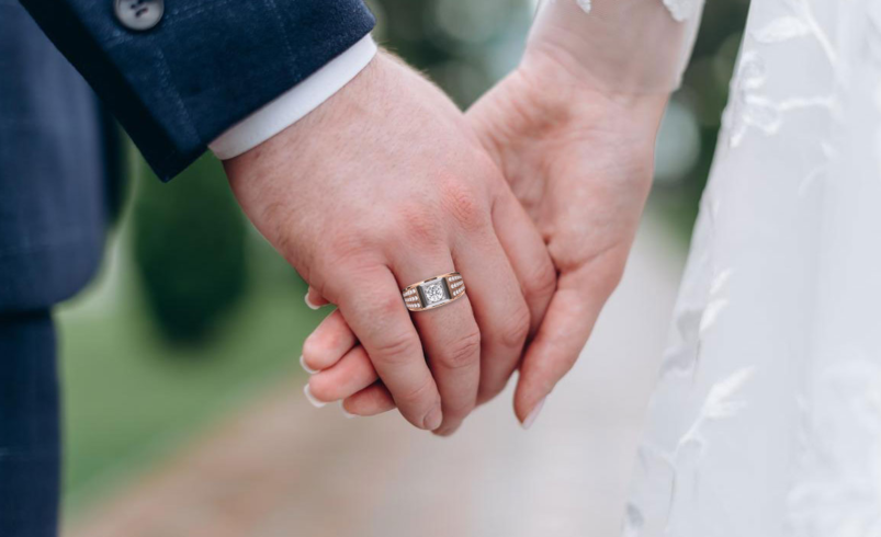 Selecting Men’s Engagement Rings: Is Wood OR Metal Better?