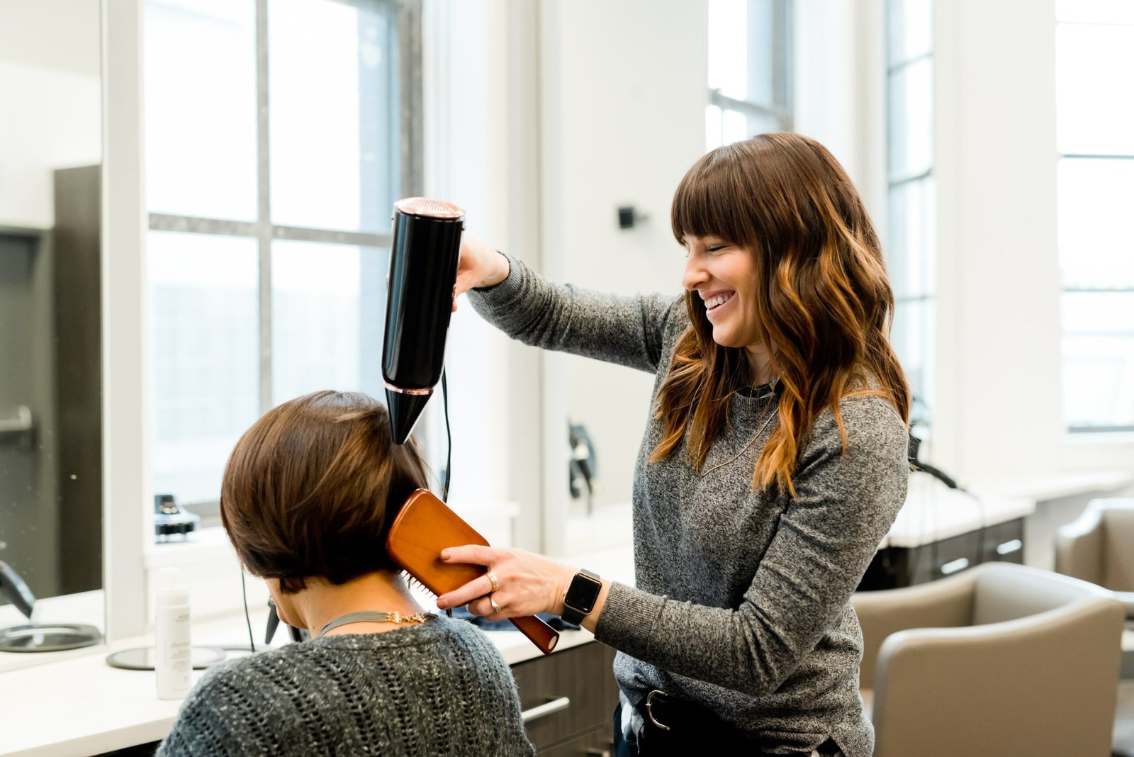 The Role of Professional Stylists in Curly Hair Maintenance