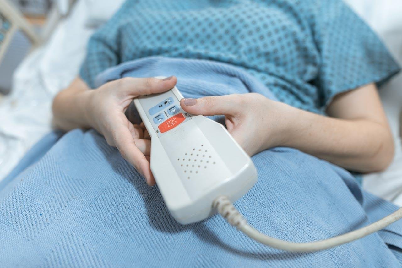 4 Signs Your Elderly Relative Would Benefit from an Emergency Panic Button 