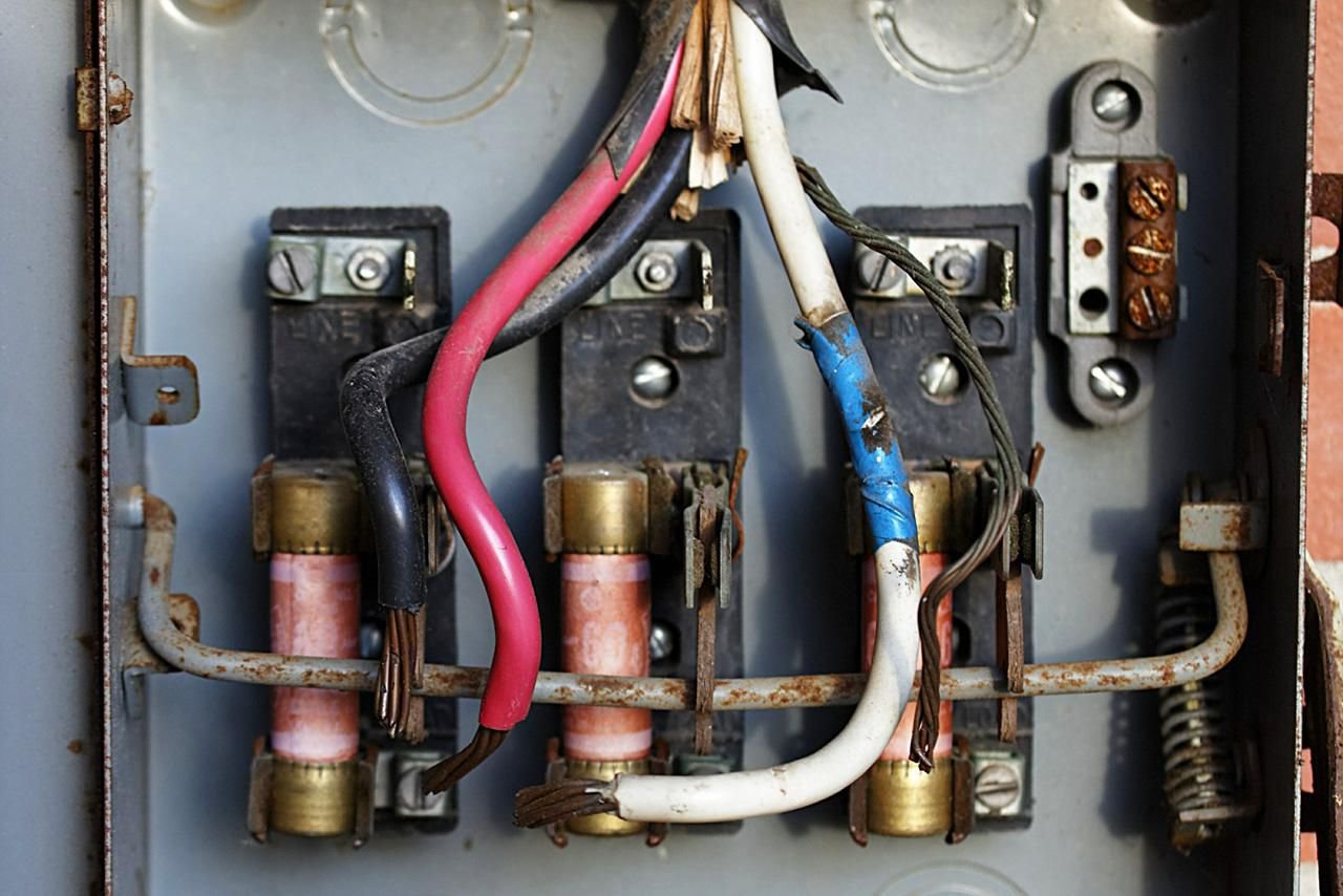 Dead Short Electrical vs Ground Fault: Key Differences Explained